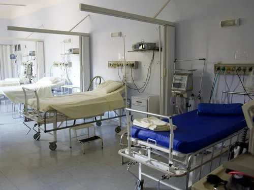 COVID : vague de déprogrammations dans les hôpitaux franciliens à...